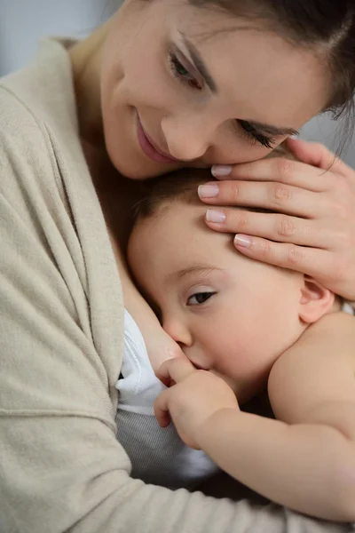 Mãe alimentando bebê menina — Fotografia de Stock