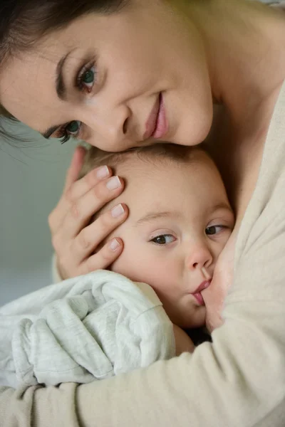 Mãe alimentando bebê menina — Fotografia de Stock