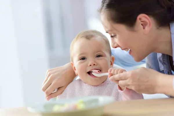 Öğle yemeği yemeyi kız bebek — Stok fotoğraf