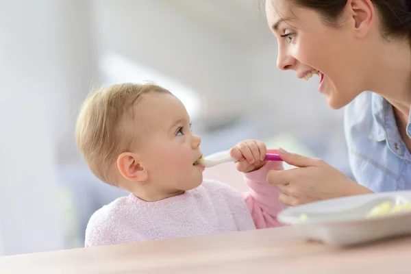 Öğle yemeği yemeyi kız bebek — Stok fotoğraf