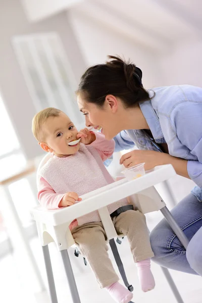 Ragazza mangiare nella sua sedia — Foto Stock