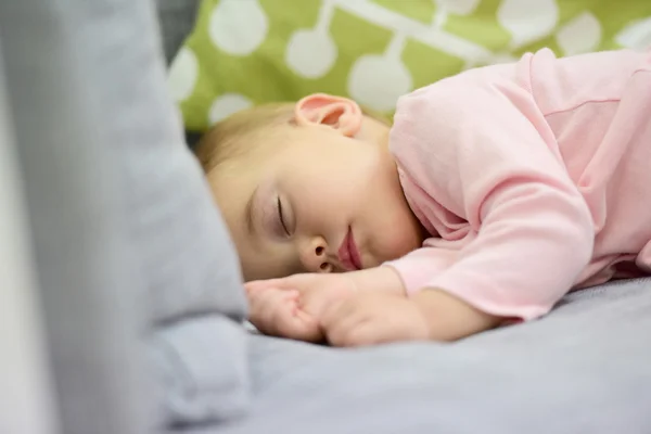 Meisje van de baby een dutje doen — Stockfoto