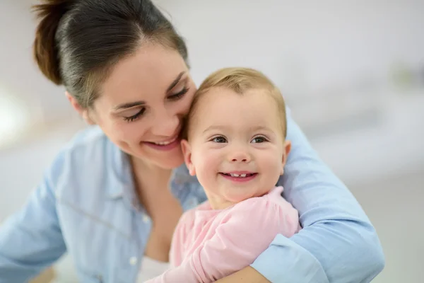 Mãe abraçando seu bebê — Fotografia de Stock