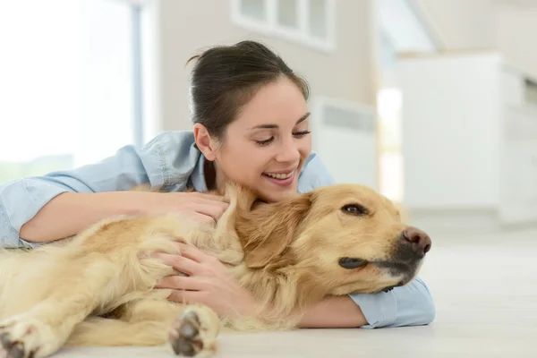 Frau streichelt ihren Hund — Stockfoto