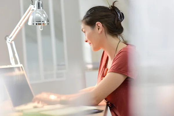 Jonge vrouw werkt — Stockfoto