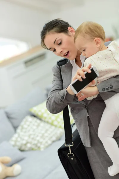 Businesswoman running late for work — Stock Photo, Image