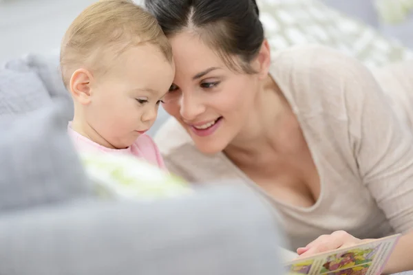 Ibu dan anak membaca — Stok Foto