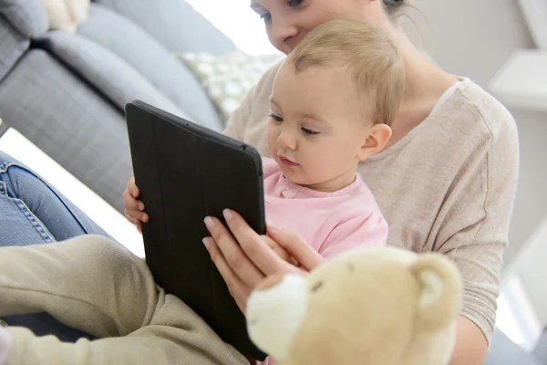 Meisje spelen met digitale tablet — Stockfoto