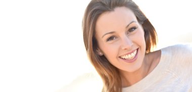 neşeli doğal kadın gülümseyerek