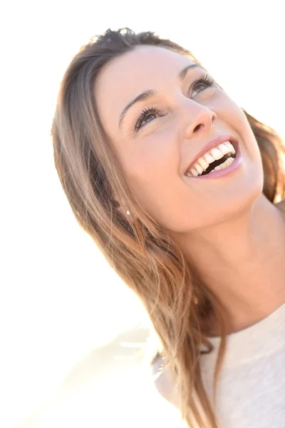 Vrolijke natuurlijke vrouw die lacht — Stockfoto