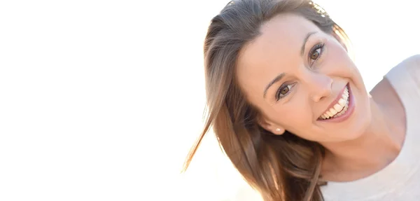 Alegre mujer natural sonriendo —  Fotos de Stock