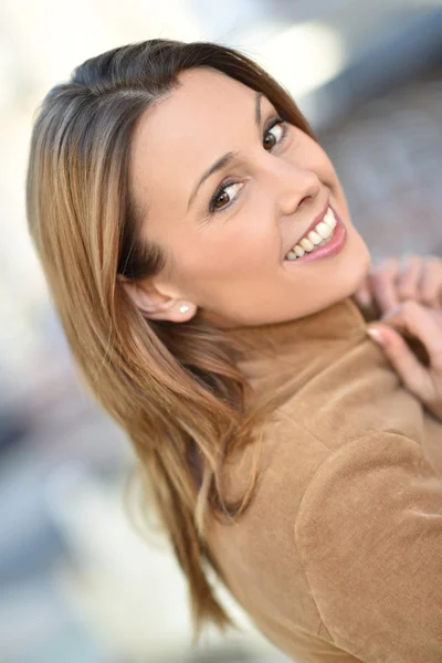 Vacker brunett kvinna ler — Stockfoto
