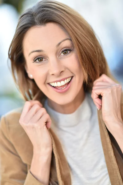 Mulher morena bonita sorrindo — Fotografia de Stock