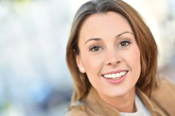 Mooie brunette vrouw die lacht — Stockfoto