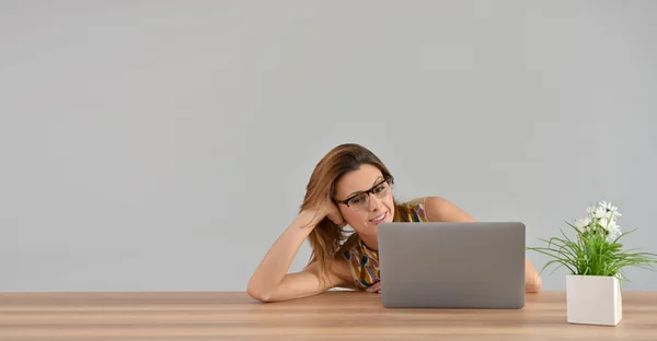 Mujer trabajando con mirada aburrida —  Fotos de Stock