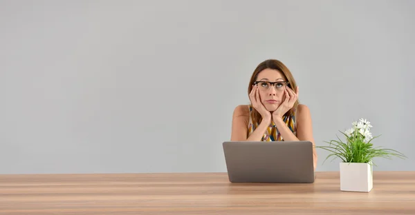 Mujer delante de la computadora portátil de trabajo —  Fotos de Stock