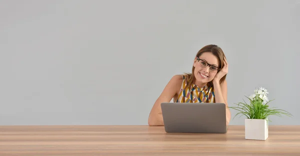 Vrouw werkt op laptop — Stockfoto