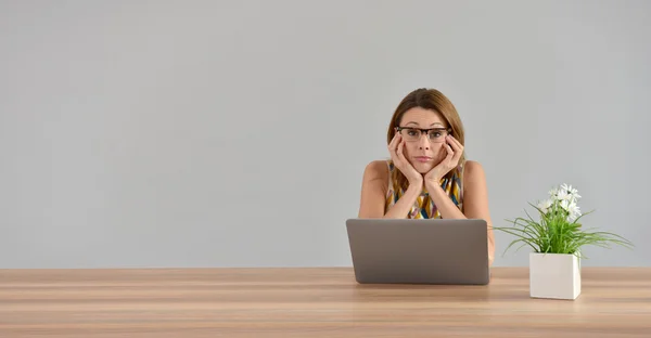 Vrouw voor laptop werken — Stockfoto