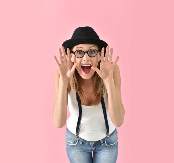 Menina da moda usando chapéu — Fotografia de Stock