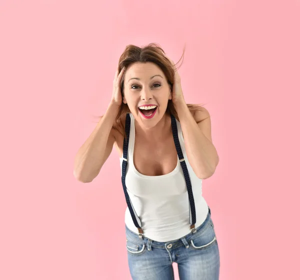 Menina com suspensórios posando — Fotografia de Stock