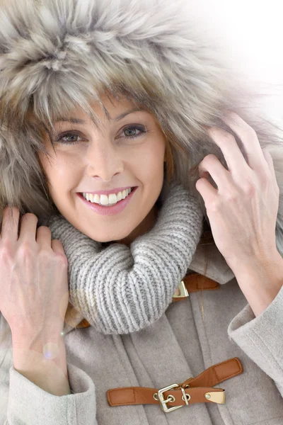 Žena na sobě bundu s kapucí srst — Stock fotografie