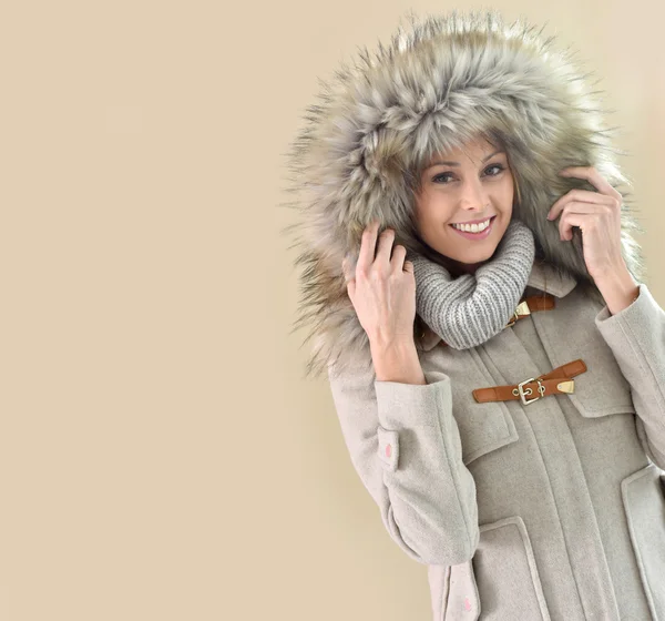 Mujer usando chaqueta con capucha de piel —  Fotos de Stock