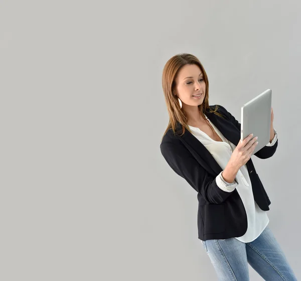 Hermosa mujer usando tableta — Foto de Stock