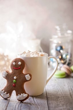Marşmelovlu beyaz kahve ve ahşap masada zencefilli kardan adam. Noel tatili .