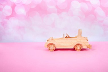 Pembe arka planda Bokeh 'li bir araba oyuncağı