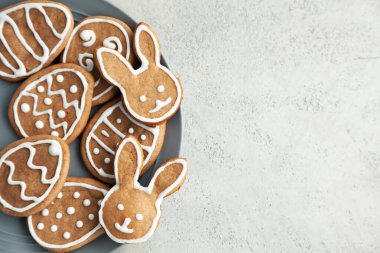 Taş zeminde gri bir tabakta Paskalya kurabiyeleri. Paskalya tavşanları.