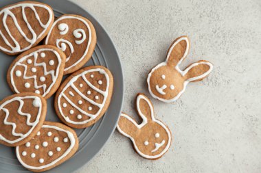 Taş zeminde gri bir tabakta Paskalya kurabiyeleri. Paskalya tavşanları.