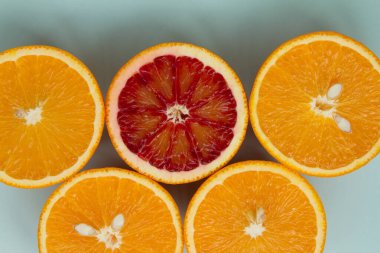 Mavi zemin üzerinde kırmızı ve sarı dilimler grubu, üst görünüm.