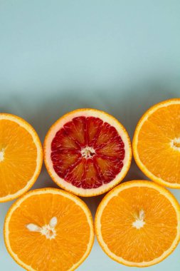 Mavi zemin üzerinde kırmızı ve sarı dilimler grubu, üst görünüm