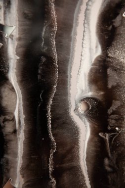 Epoksi reçineli soyut resim. Siyah, beyaz ve gümüş mermer çizgiler. Tasarım için sıvı arkaplanı olan soyut modern.