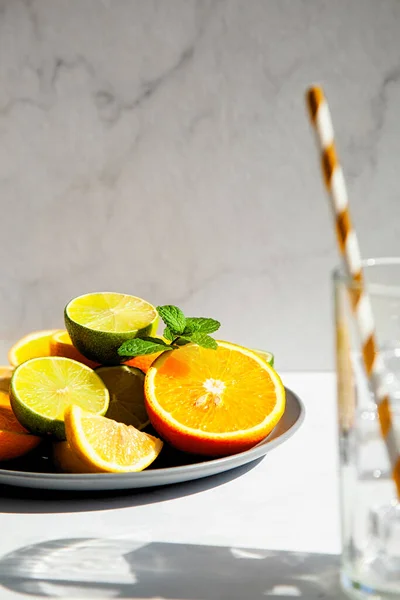 Πιάτο Εσπεριδοειδών Λευκό Τραπέζι Δίπλα Στο Ποτήρι Για Cocktail Concept — Φωτογραφία Αρχείου