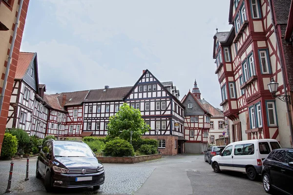 夏にドイツのシュタインフルトの小さな町に伝統的な半木造の家がある古い広場 — ストック写真