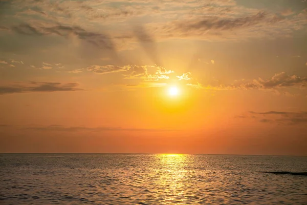 Magnifique Coucher Soleil Orange Avec Des Rayons Soleil Sur Mer — Photo