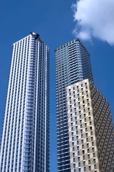 Two Modern Tall Buildings Skyscrapers Blue Sky Urban City — Stock Photo, Image