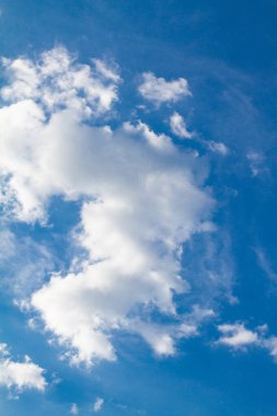 Mavi gökyüzündeki üç numaralı beyaz bulutlar şeklinde. Gökyüzü arkaplanı