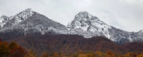 Jesienne Góry Śnieżnym Szczytem Pochmurnym Niebie — Zdjęcie stockowe