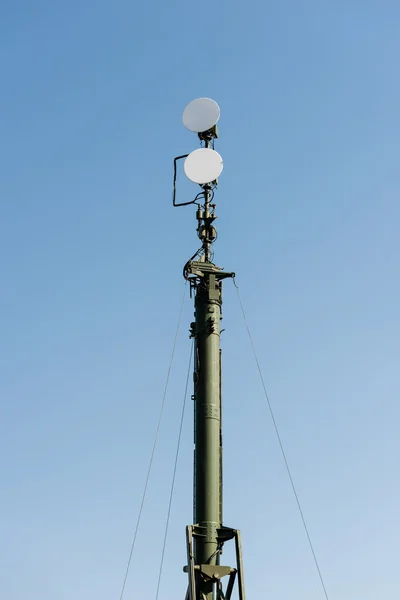 Radares de defensa aérea de sistemas antiaéreos móviles militares en b — Foto de Stock