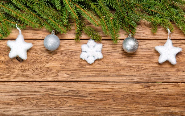 Fir kerstboom op een houten bord versierd — Stockfoto