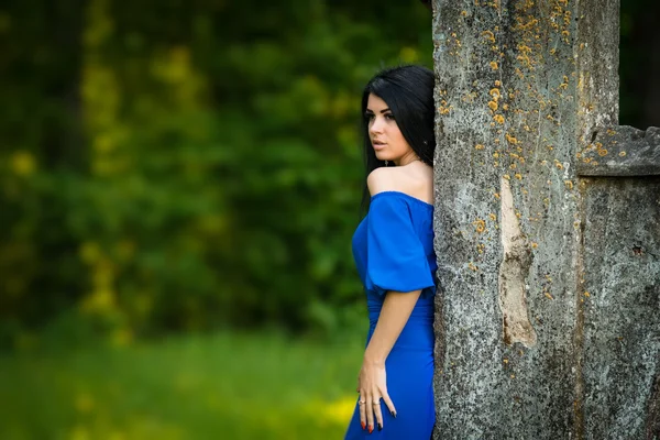 Portrait De Femme De Mode Sensuelle En Robe Bleue Extérieure — Photo