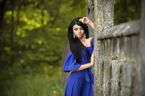 蓝色的连衣裙户外的性感时尚女人的画像 — 图库照片