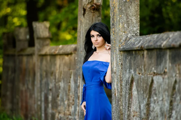 Portrét ženy smyslné módy v modrých šatech venkovní — Stock fotografie
