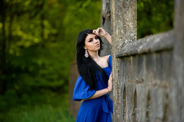 Portrait De Femme De Mode Sensuelle En Robe Bleue Extérieure — Photo