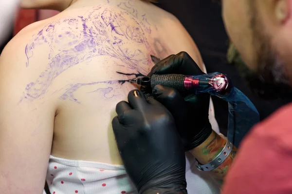 MINSK, BELARUS - SETEMBRO 19, 2015: Artista profissional fazendo tatuagem — Fotografia de Stock