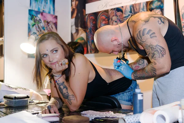 MINSK, BELARUS - SEPTEMBER 19, 2015: Professional artist doing tattoo — Stockfoto