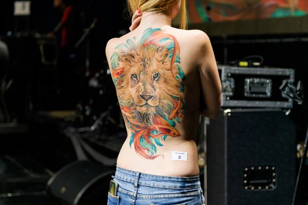 MINSK, BELARUS - SEPTEMBER 19, 2015: People show their tattoos for judging — 스톡 사진