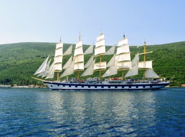 yelkenli yat kıyıya yüzen